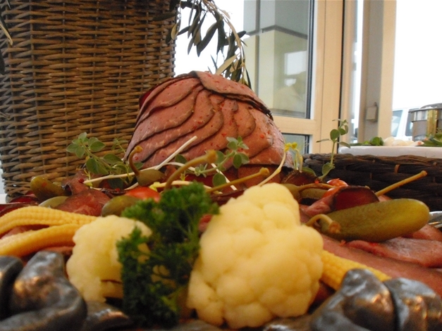 Aufschnitt vom rosa Rinderrücken mit Sieben-Kräutersauce – edles Fleischgericht